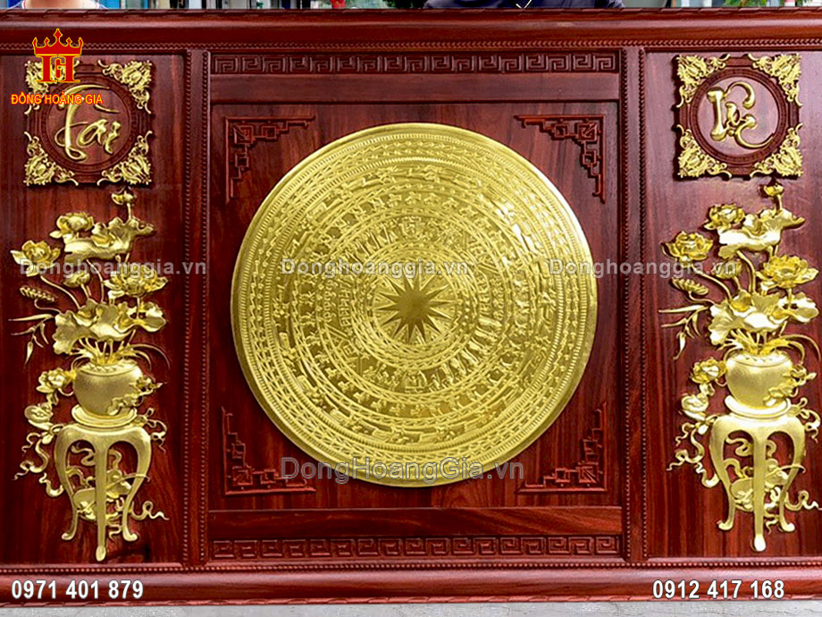 Từng đường nét trên bức tranh trống hoa sen mạ vàng được chế tác tinh xảo